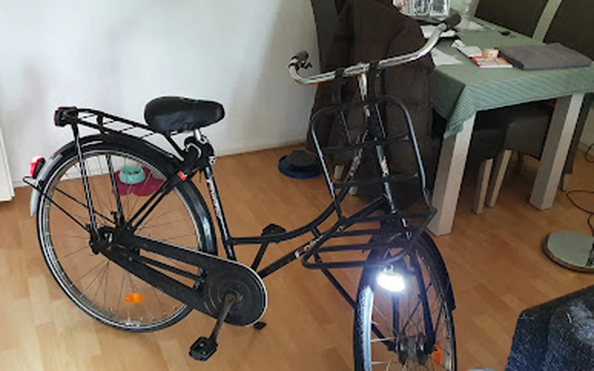 Twee tweedehands fietsen uitgestald in een winkelpand