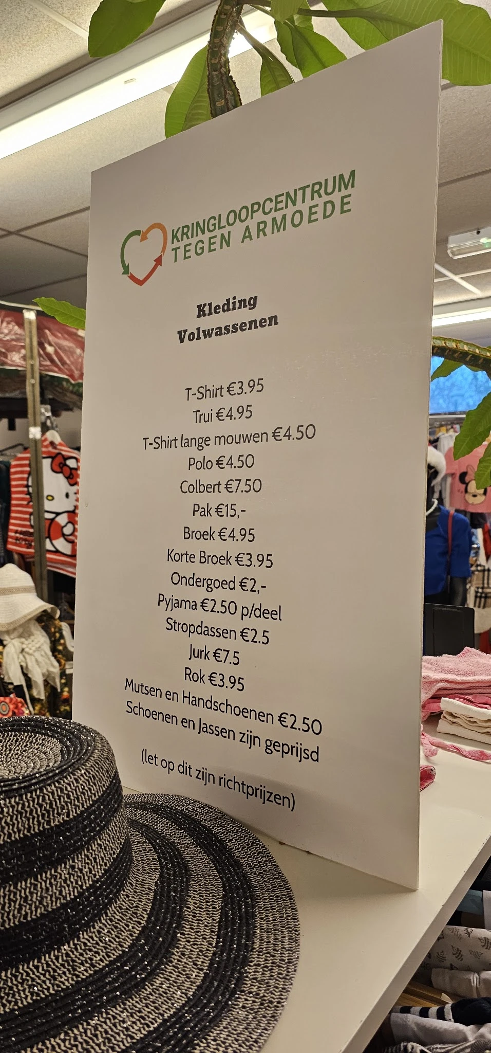 Prijslijst met artikelen en prijzen in euro's, waaronder kleding, ondergoed en overige items
