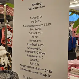 Prijslijst met artikelen en prijzen in euro's, waaronder kleding, ondergoed en overige items