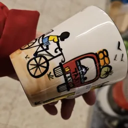 Witte mok met kleurrijke cartoon-achtige tekeningen van personen op een fiets en met gereedschap