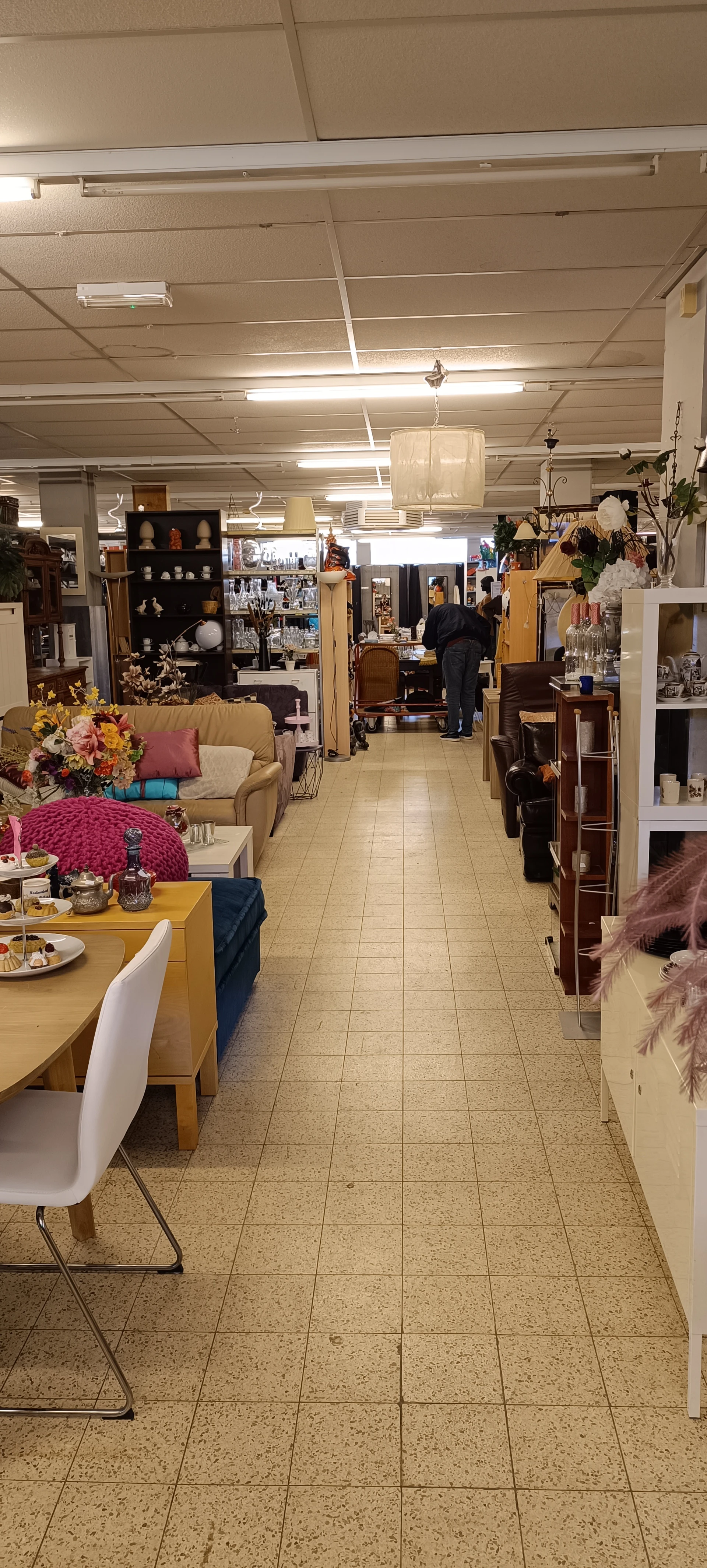 Kringloop Tegen Armoede De Bilt in De Bilt met tweedehands meubels en kleding