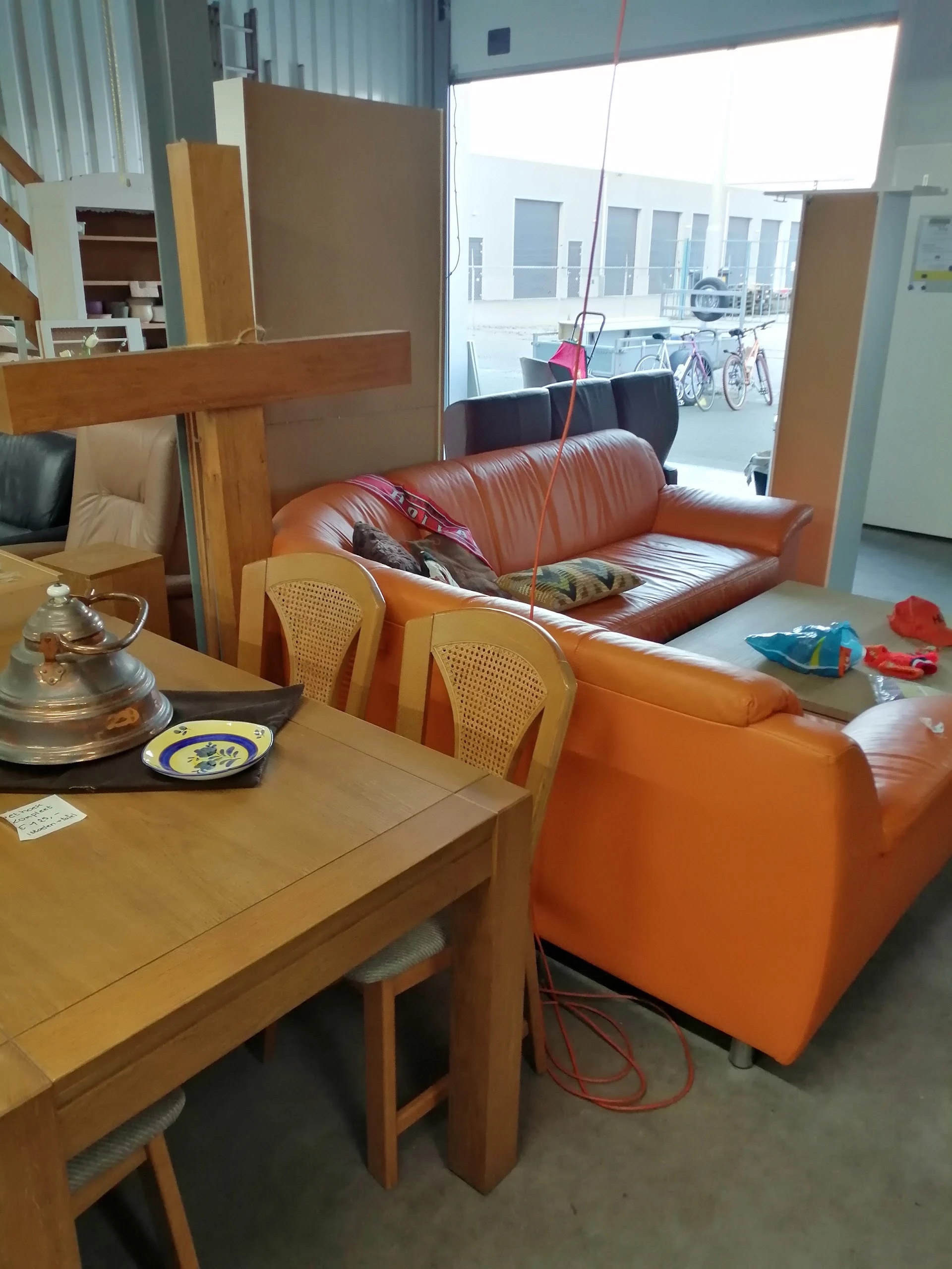 Kringloop Terneuzen in Terneuzen met tweedehands banken, boeken en elektronica