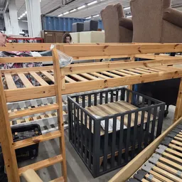Houten hoogslaper met grijze kinderbedframe eronder en trapladder, met witte lattenramen