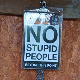 Waarschuwingsbord met tekst 'NO STUPID PEOPLE BEYOND THIS POINT'