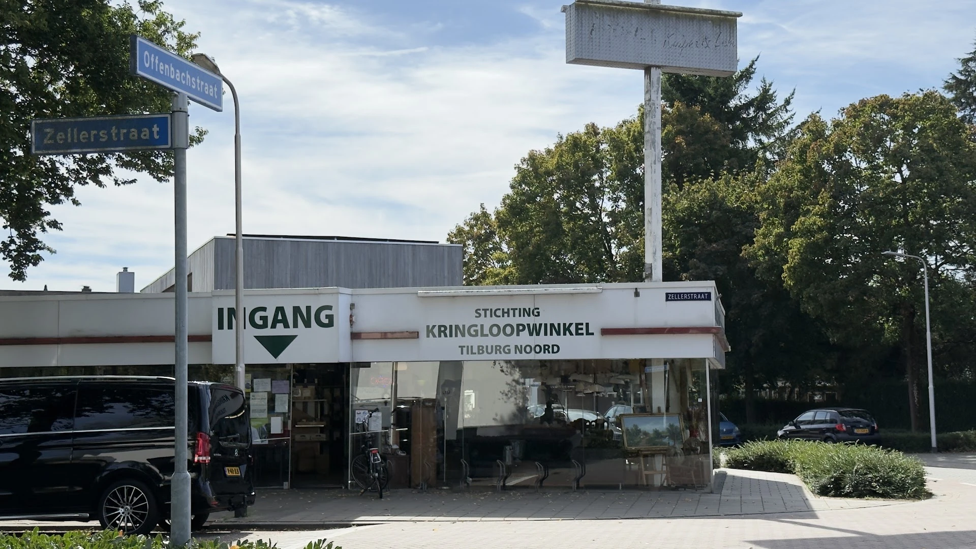 Voorgevel van kringloopwinkel met duidelijk zichtbare naam en ingang aan Ceramstraat