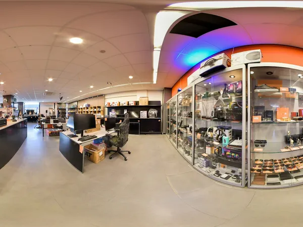 Winkelinterieur met toonbank, stellingen en verlichte vitrinekasten met merchandise