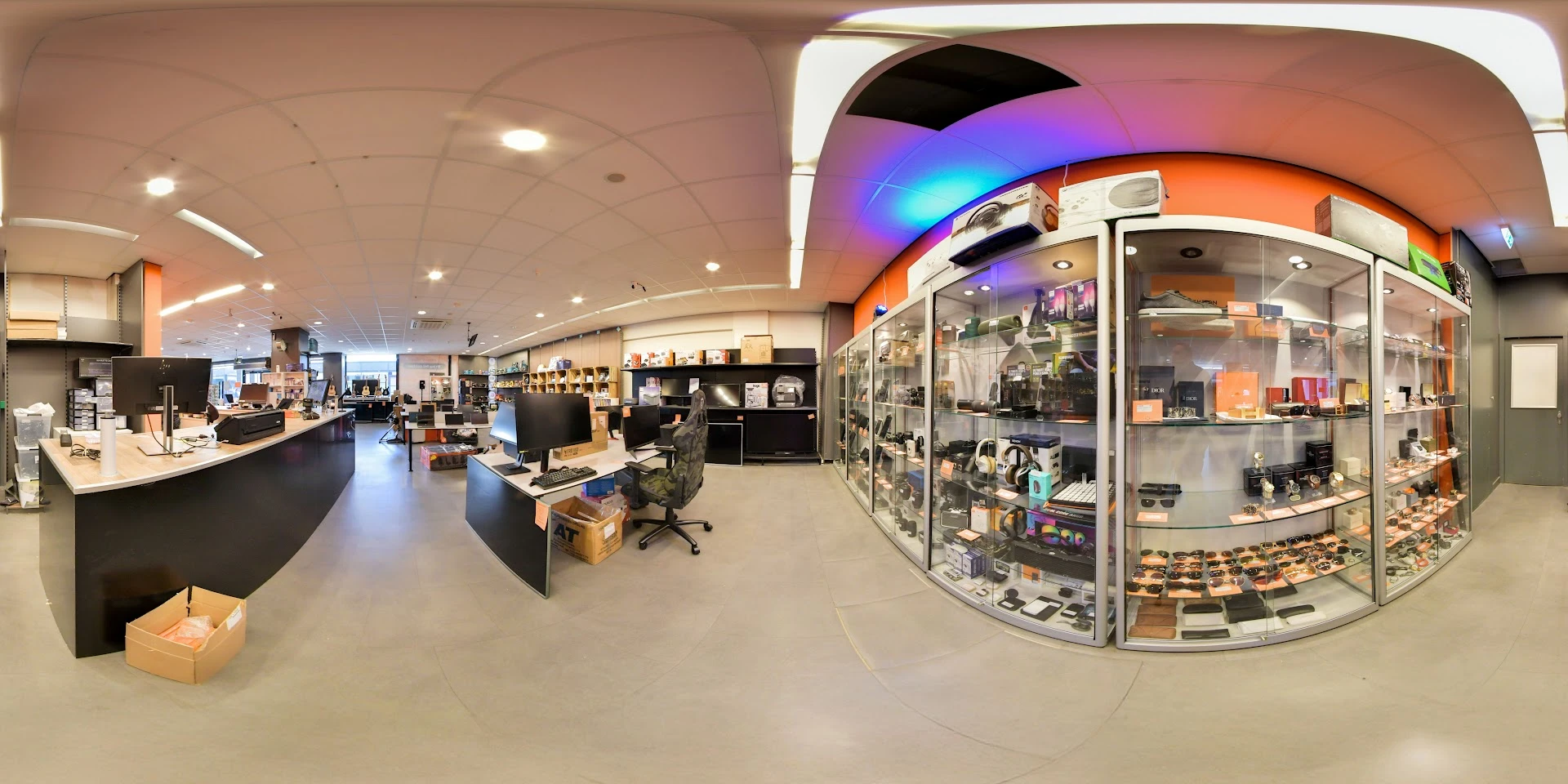 Winkelinterieur met toonbank, stellingen en verlichte vitrinekasten met merchandise