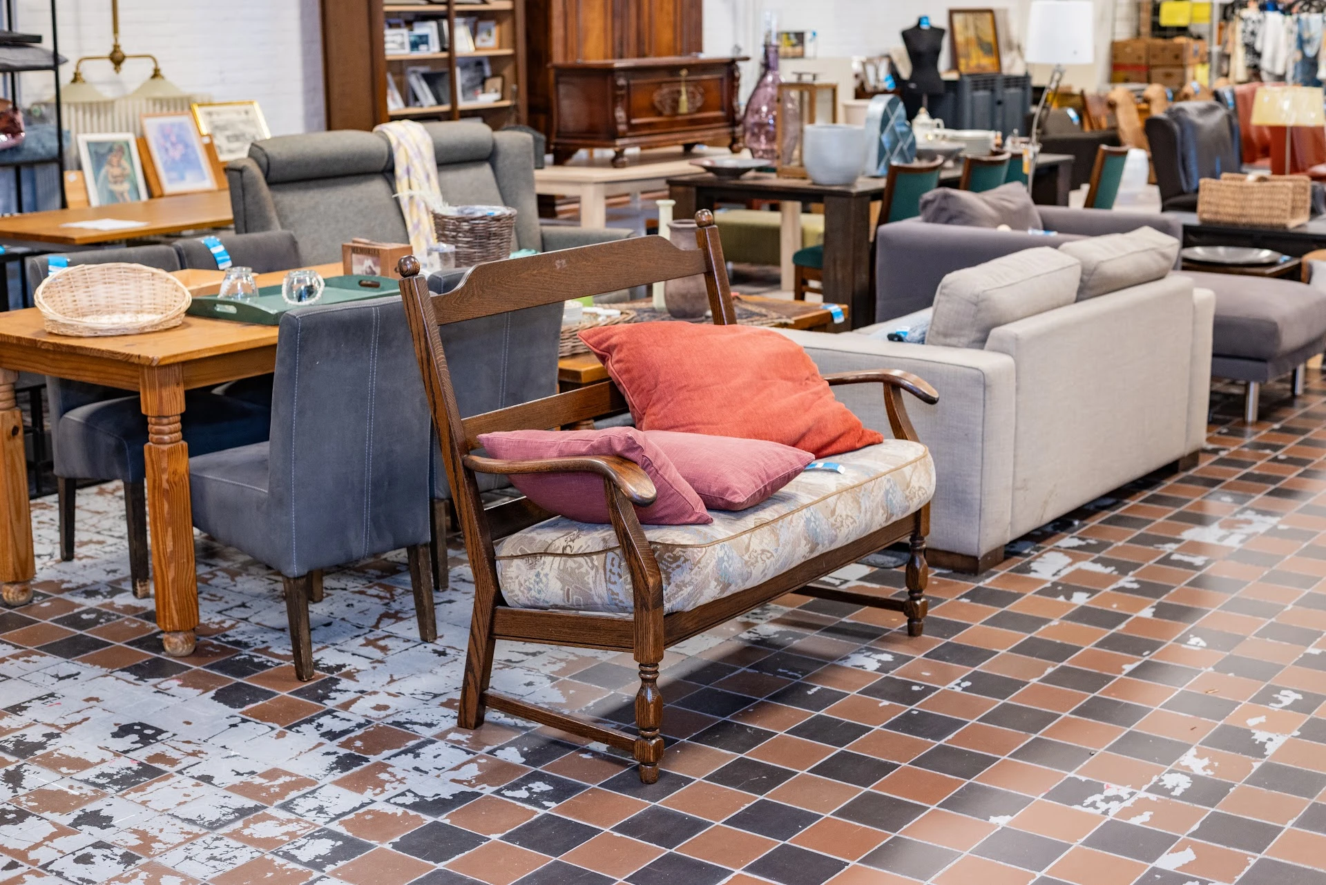 Winkelvloer met uitgestalde meubels: stoelen, banken en fauteuils rond een decoratief tapijt