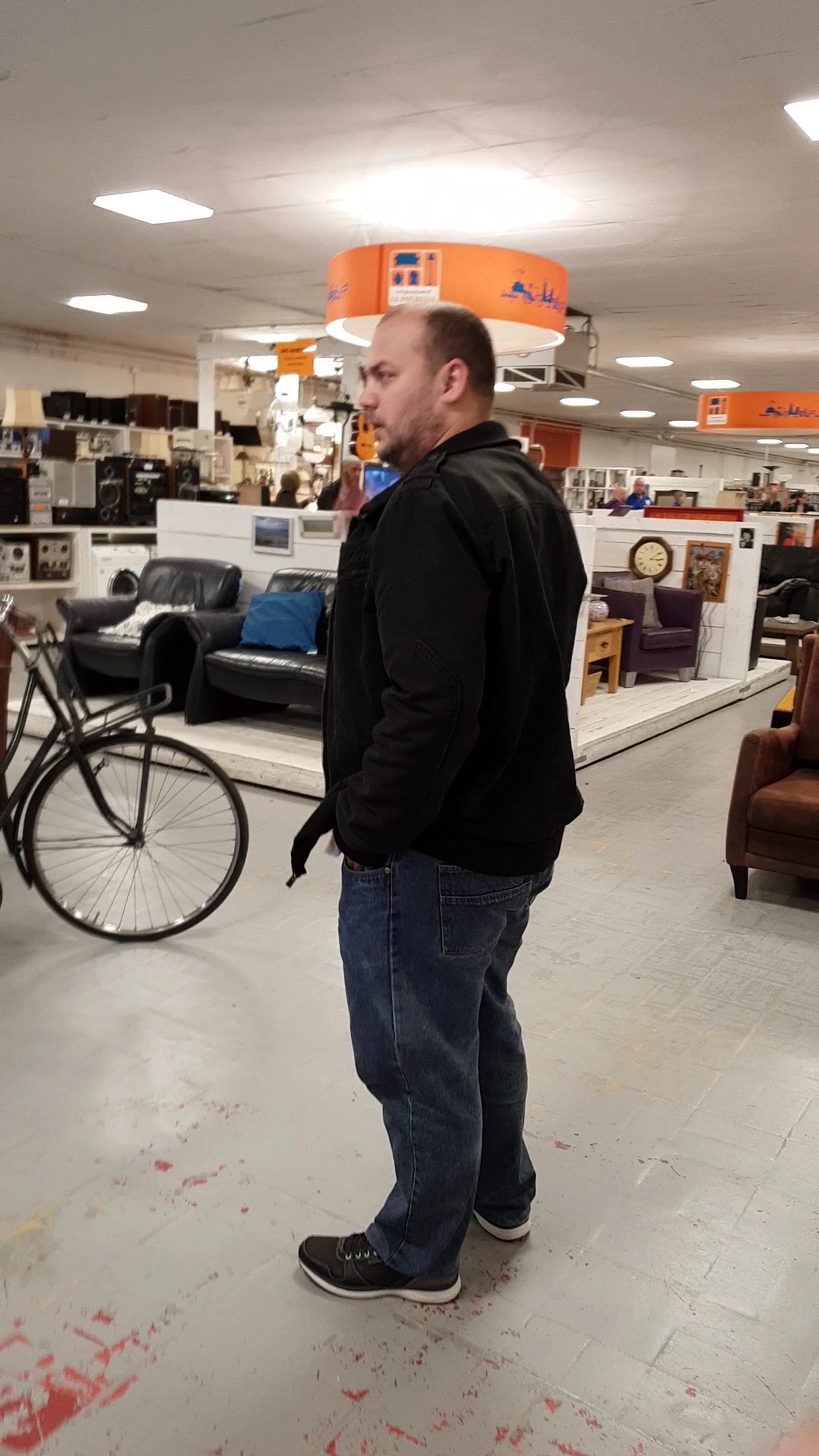 Winkelvloer met fiets, meubels en diverse spullen in kringloopwinkel