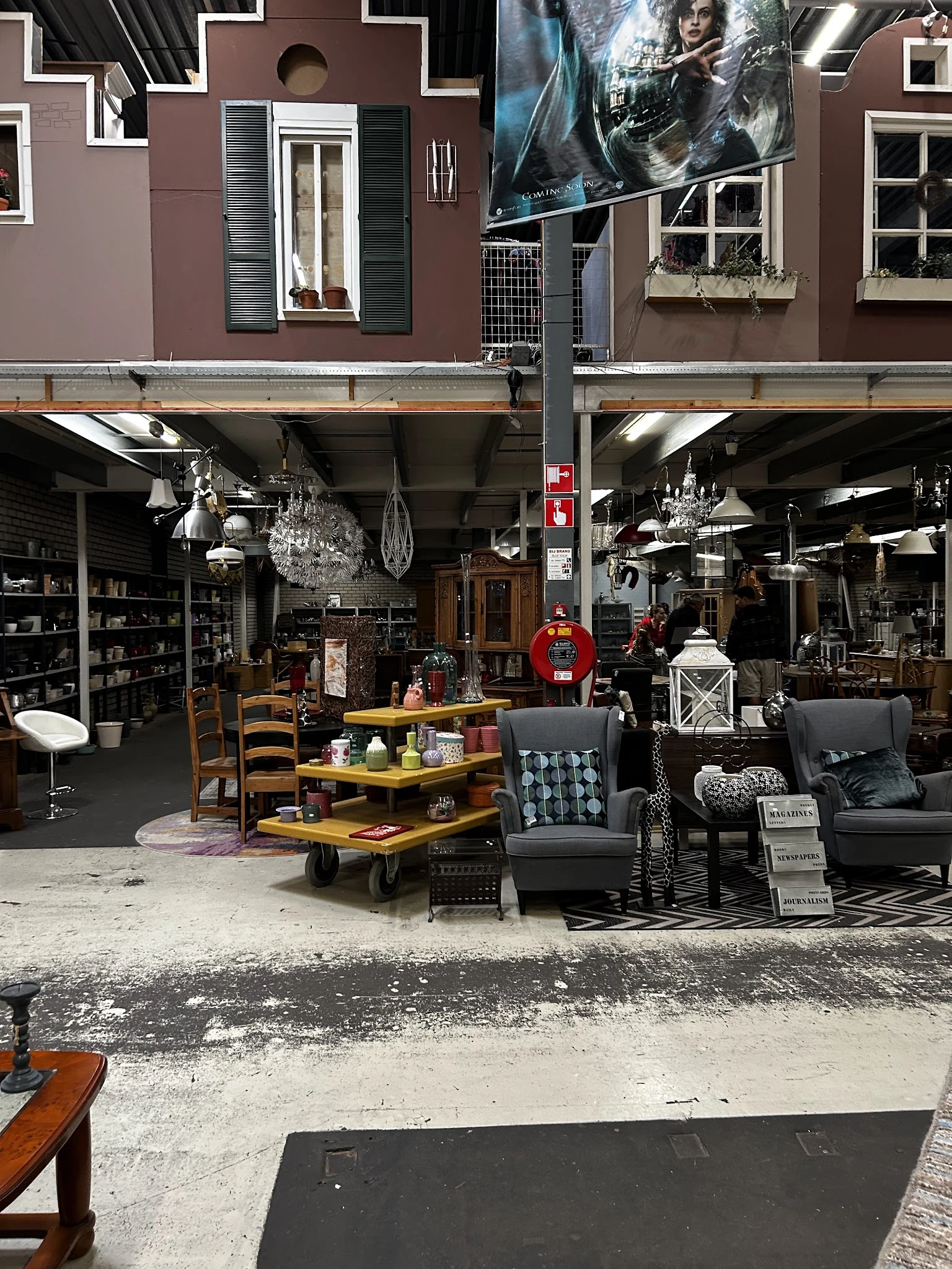 Winkelinterieur met diverse meubels, decoratie en huishoudelijke artikelen uitgestald op de begane grond