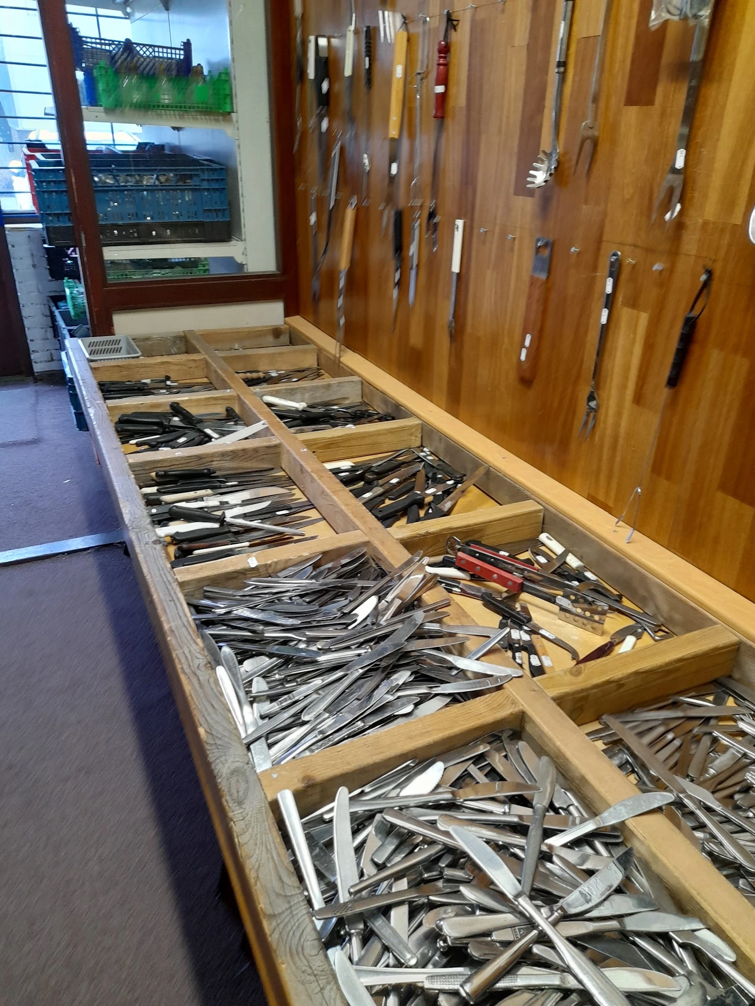Houten display met veel gereedschap en gereedschapjes netjes uitgestald in vakken