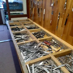Houten display met veel gereedschap en gereedschapjes netjes uitgestald in vakken