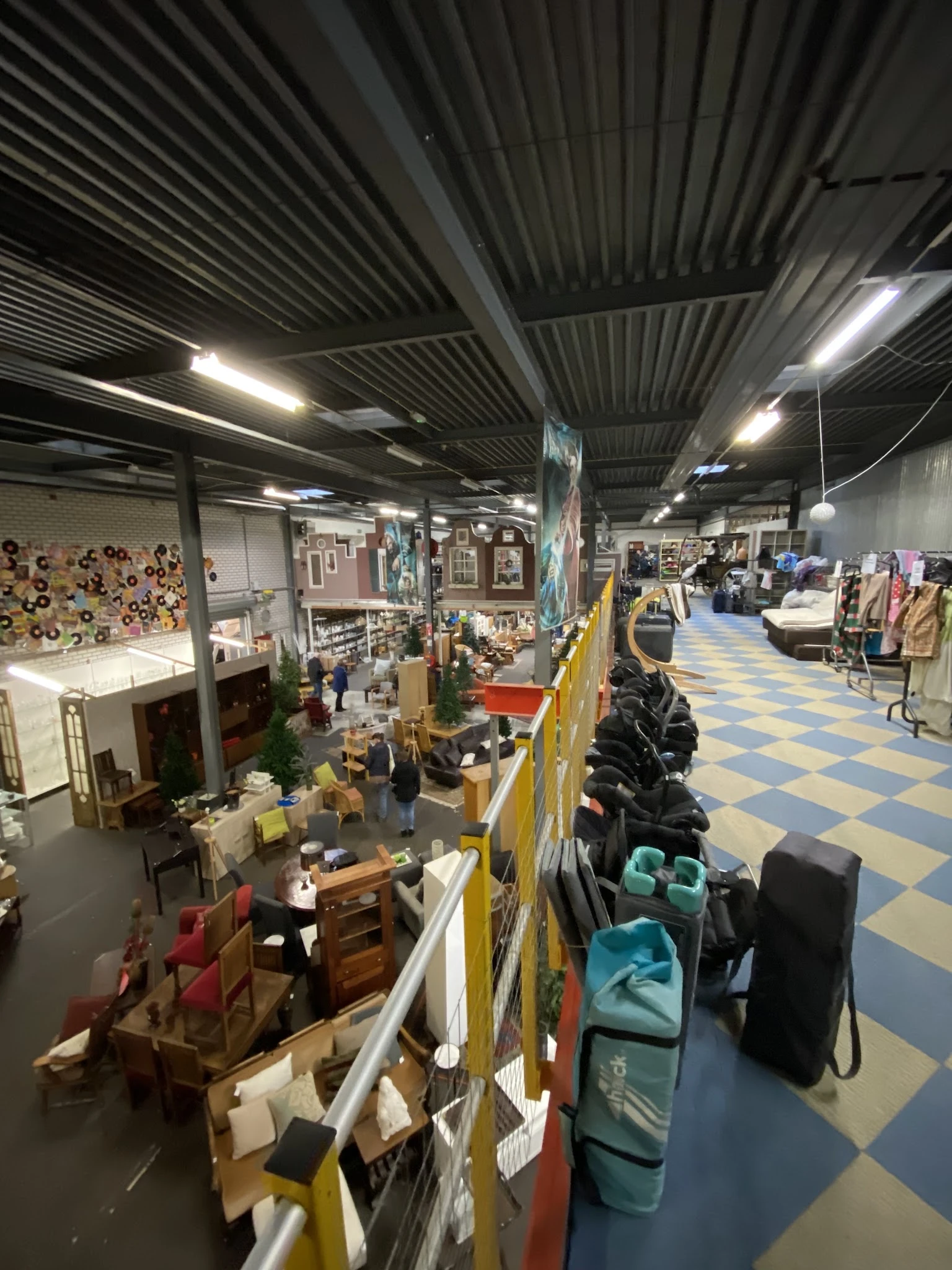 Overzicht van de winkelvloer met diverse aangeboden spullen, meubels, decoratie en kleding in een kringloopwinkel