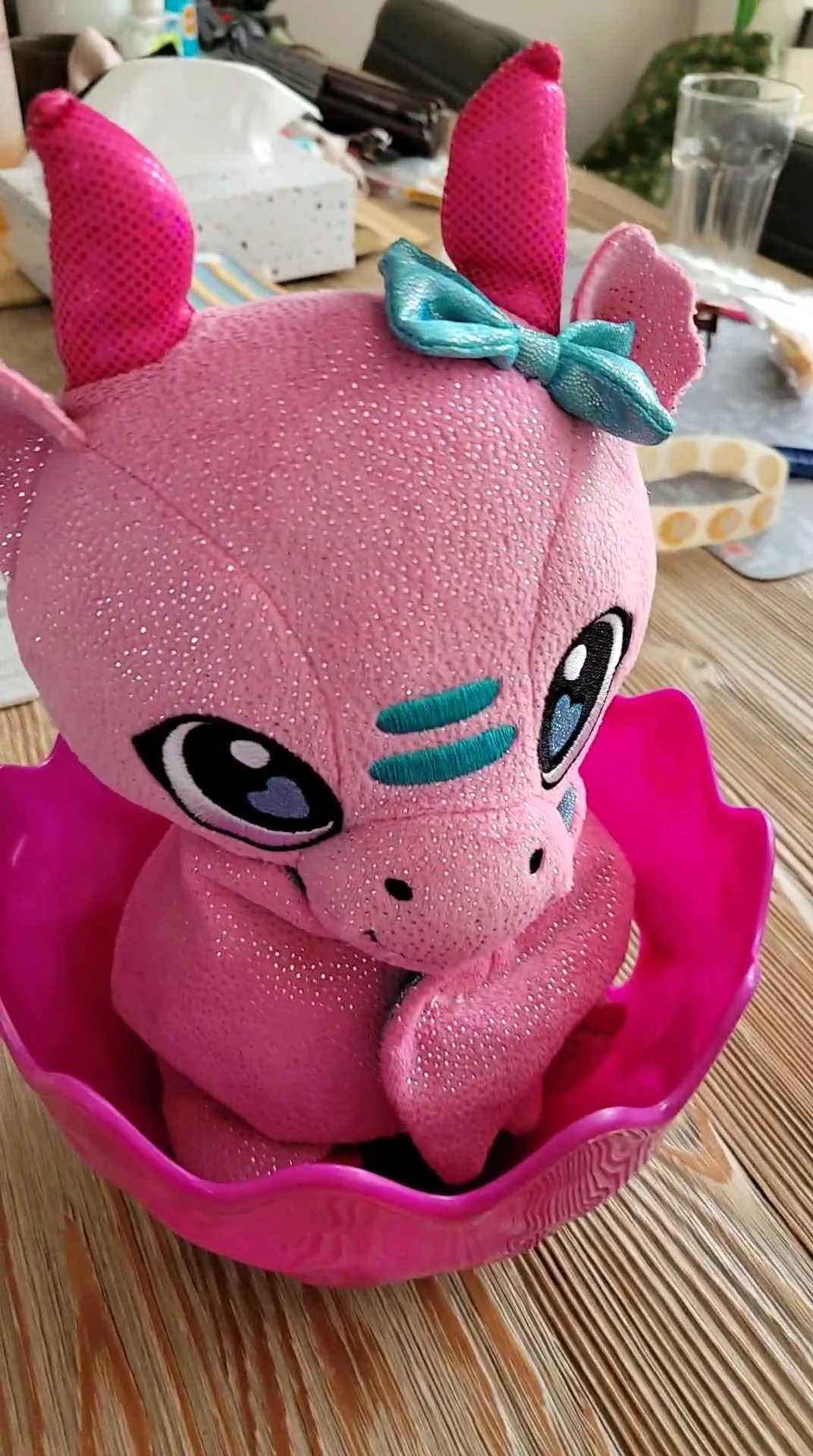 Roze pluchen speelgoedfiguur met glitters en grote ogen in close-up