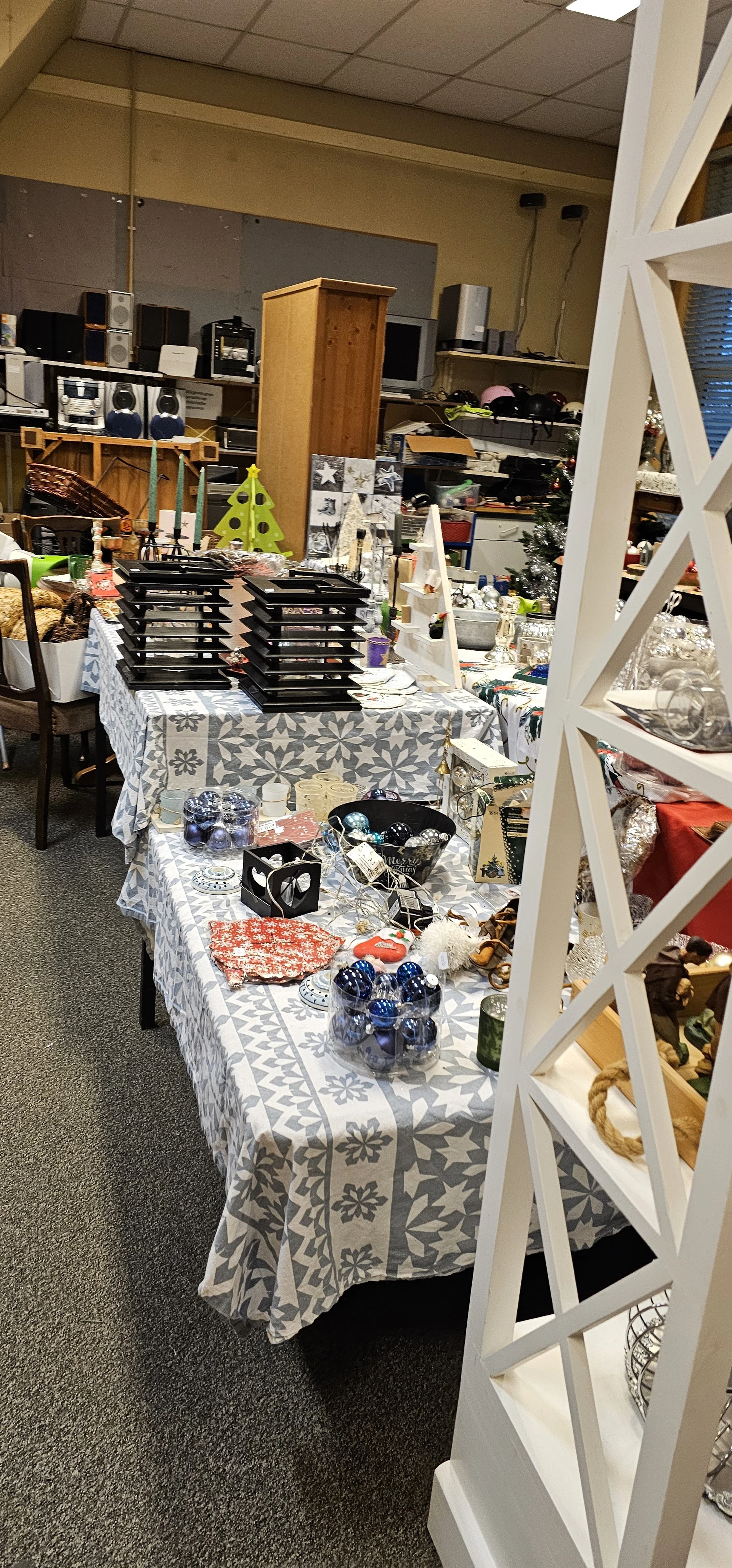 Kringloop Vicarie in Tuil met tweedehands babyartikelen, bedden en boeken