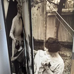 Vintage zwart-witfoto's met afbeelding van vrouwen in klassieke kleding