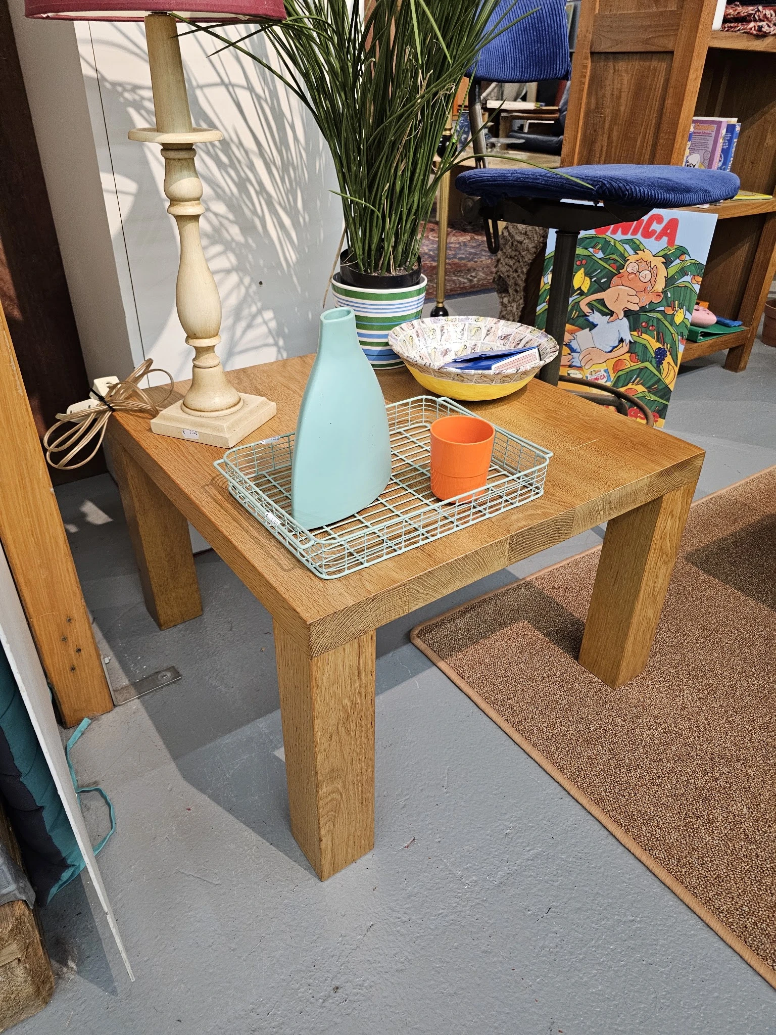 Houten salontafel met dienblad, blauwe vaas, oranje beker en decoratieve items