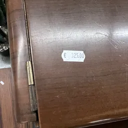 Bruin houten meubelstuk met prijskaartje van €325,00