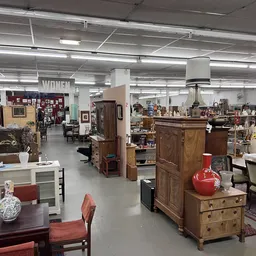 Ruim winkelbinnenland met vintage meubels, kasten en decoratie uitgestald