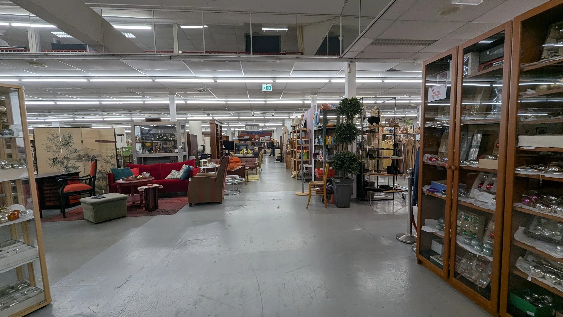 Kringloop Vintage & More XL in Leiden met tweedehands meubels en kleding