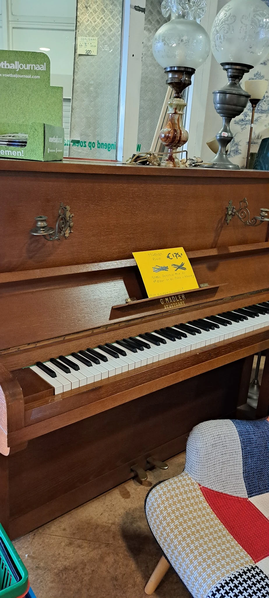 Bruine houten piano met gele notitieboeken op de klep