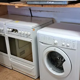 Witgoedapparaten: een elektrische oven en een wasmachine met controlekasten