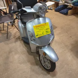 Zilvergrijze scooter met geel prijskaartje op de voorkant