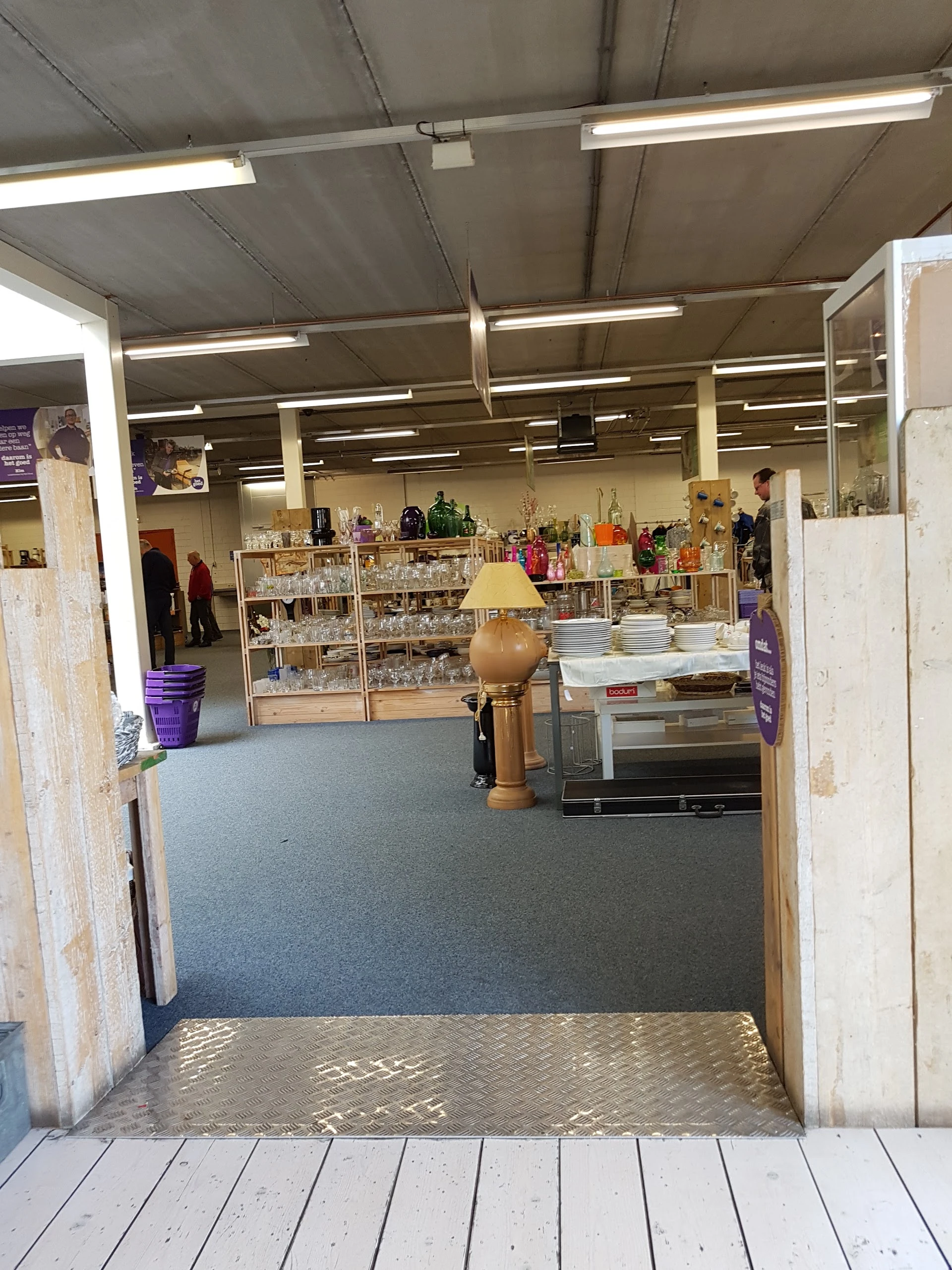 Kringloop Vlaardingen in Vlaardingen met tweedehands kleding, rolstoeltoegankelijke ingangen en tweedehands spullen