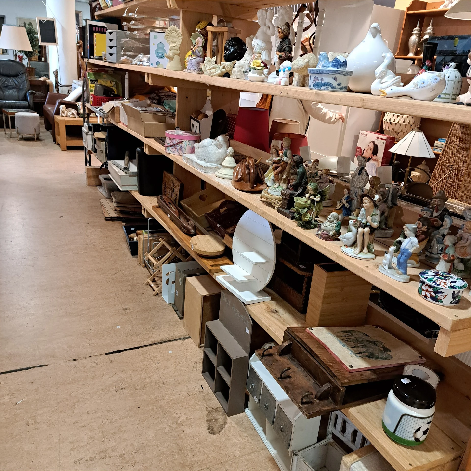 Kringloop Vlaardingen in Vlaardingen met tweedehands kleding, rolstoeltoegankelijke ingangen en tweedehands spullen