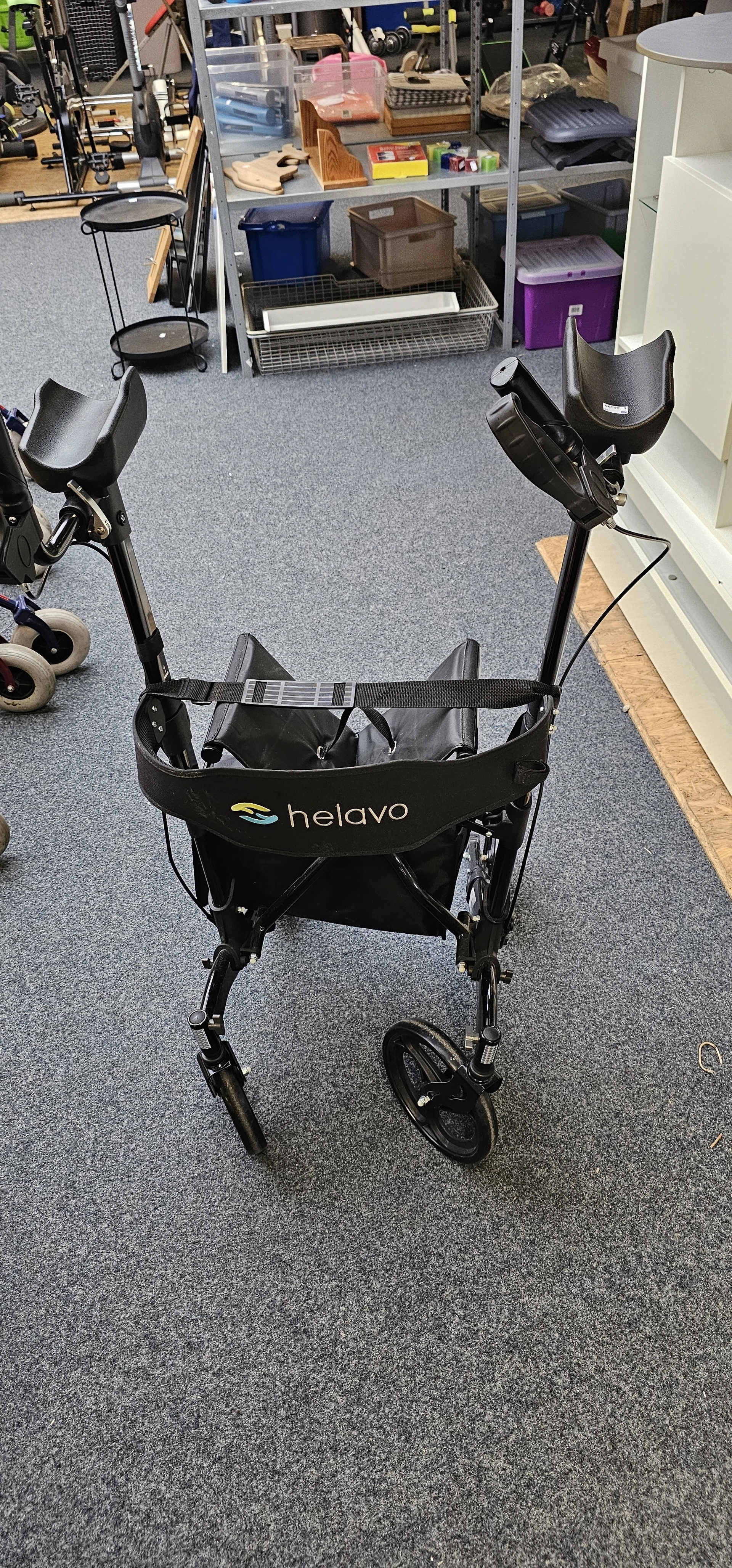 Helavo kinderwagen van bovenaf fotografeerd, zwart model met grijze binnenkant