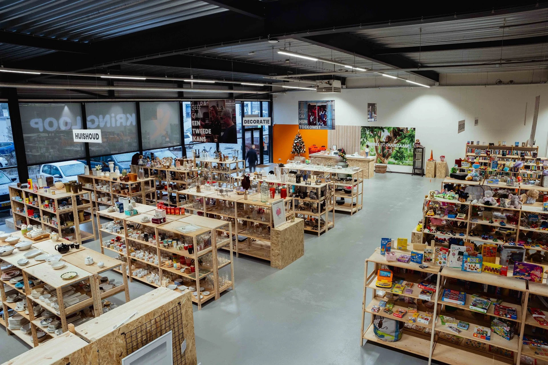 Kringloop voor Red een Kind in Enschede met tweedehands meubels en kleding