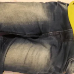 Close-up van twee tweedehands jeans in donkerblauw op een tafel