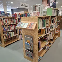 Boekenrekken en stellingen met tweedehands boeken in een ruim winkelvloeroppervlak
