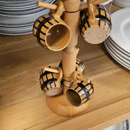 Houten kruidentorens met zwart-goudkleurige banden, getoond met borden op achtergrond