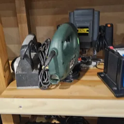 Verschillende elektrische gereedschappen en machines op een houten tafel
