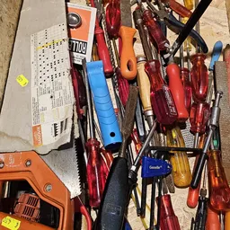Verzameling tweedehands gereedschap en handgereedschappen in verschillende kleuren
