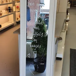 Witte deur met handgeschreven tekst in krijt