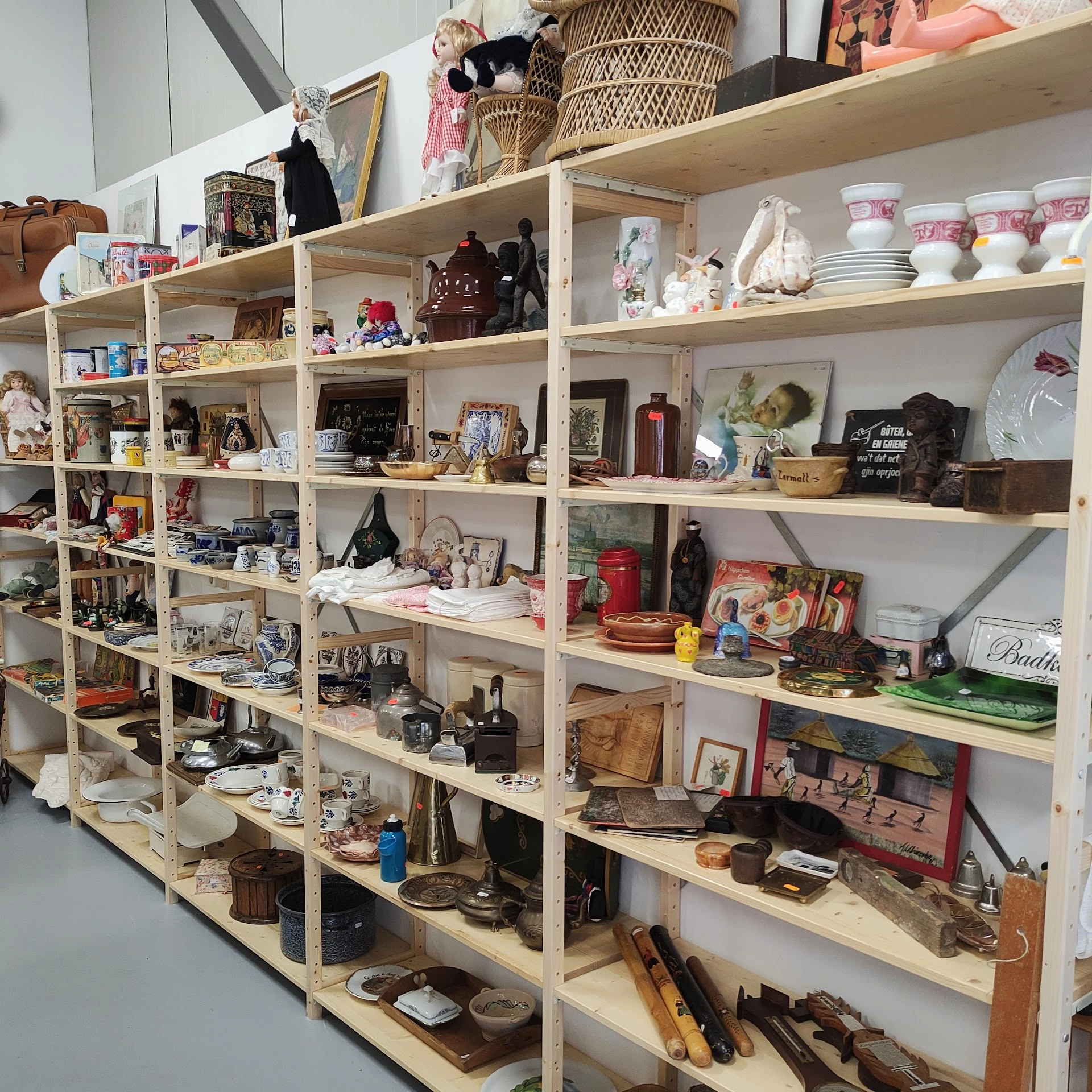 Kringloop voor Red een Kind Zwolle Zuid in Zwolle met tweedehands boeken, huis- en inrichting en huishoudelijke apparaten