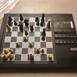 Elektronisch schaakbord met houten schaakstukken, deels opgesteld in een spelpartij