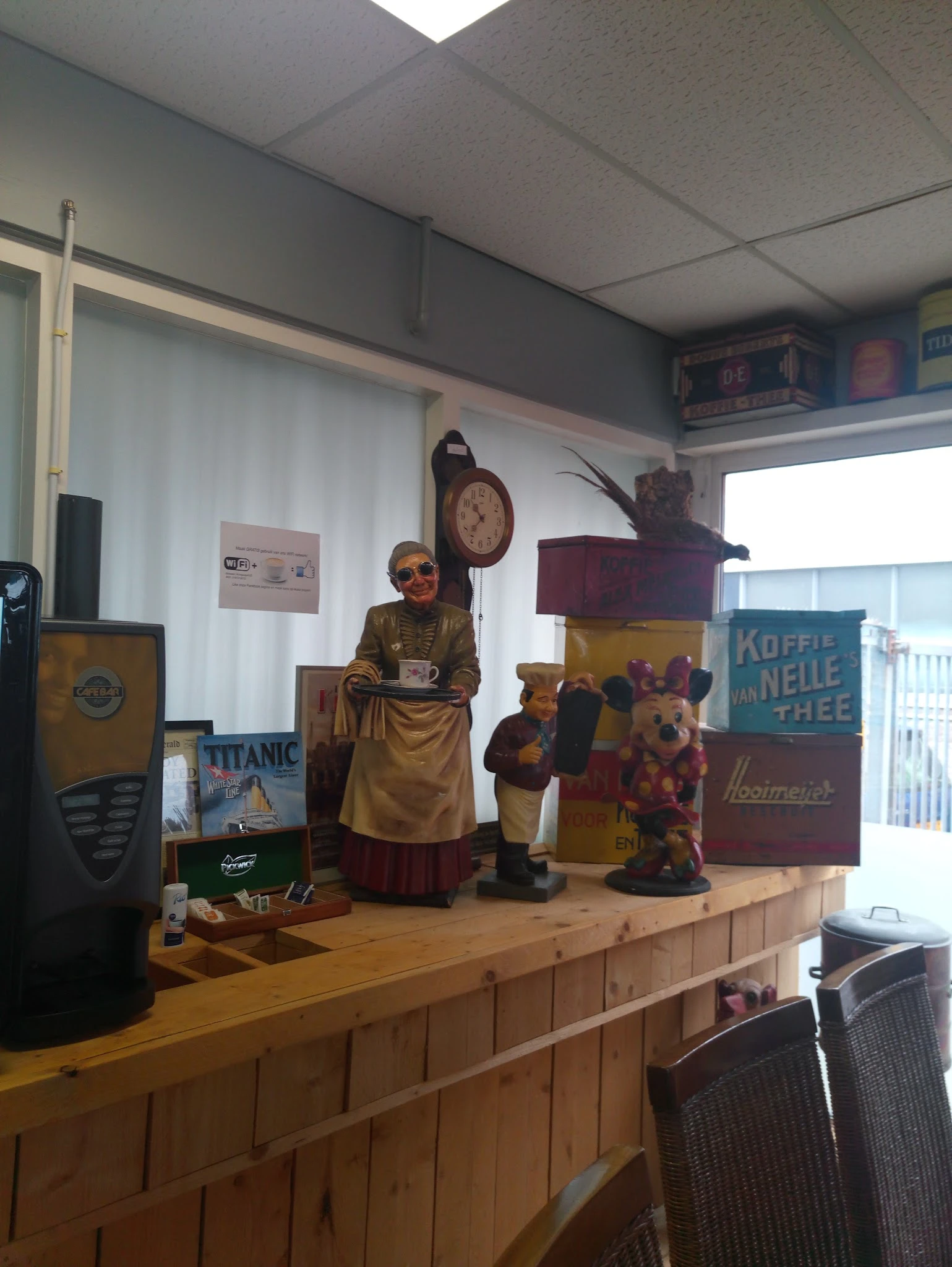Winkelinterieur met vintage decorstukken, pop-up figuren en antieke voorwerpen op houten display