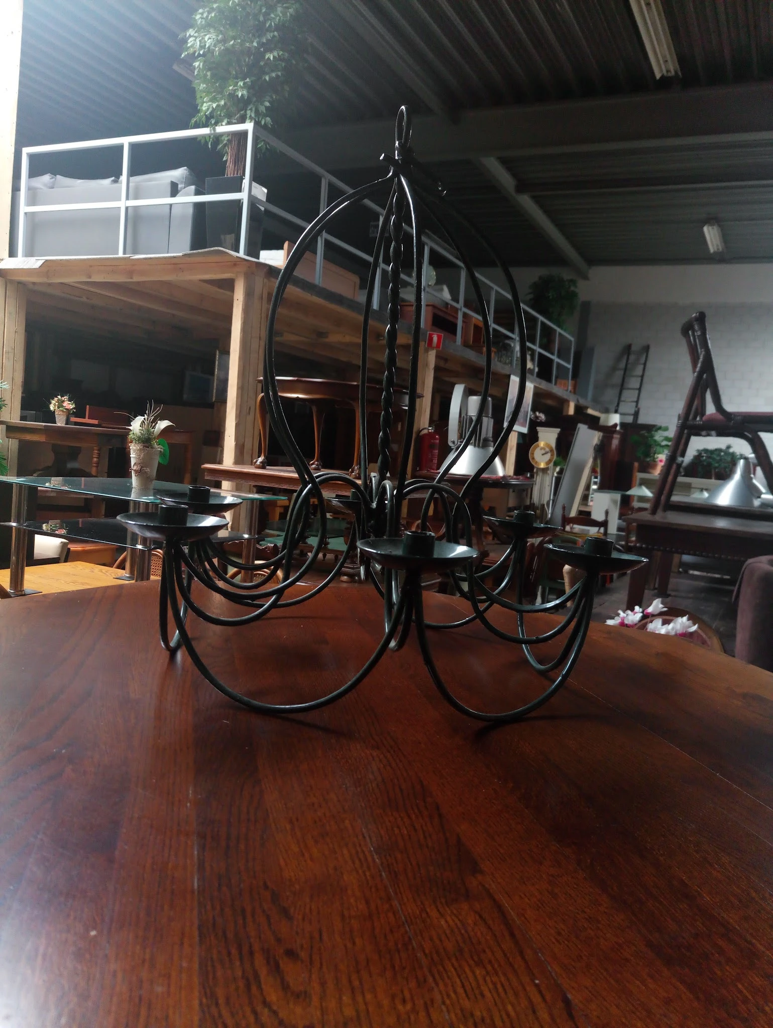Close-up van twee zwarte fietsen op een houten tafel in een kringloopwinkel
