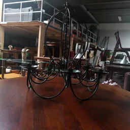 Close-up van twee zwarte fietsen op een houten tafel in een kringloopwinkel