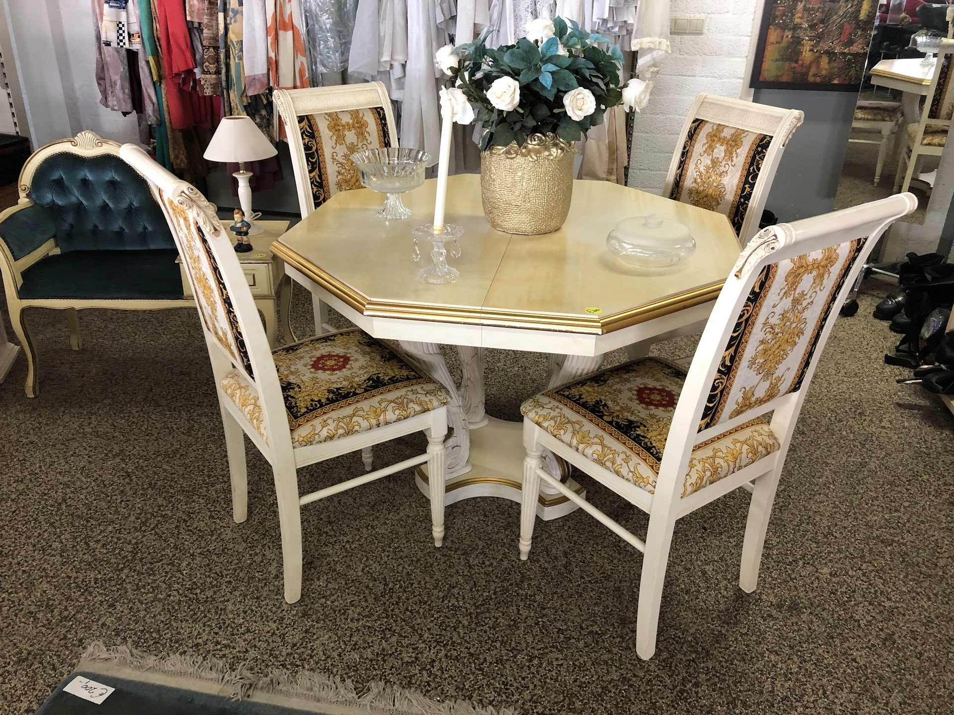 Kringloop Voorne aan zee in Hellevoetsluis met tweedehands elektronica, kleding en kunstwerken