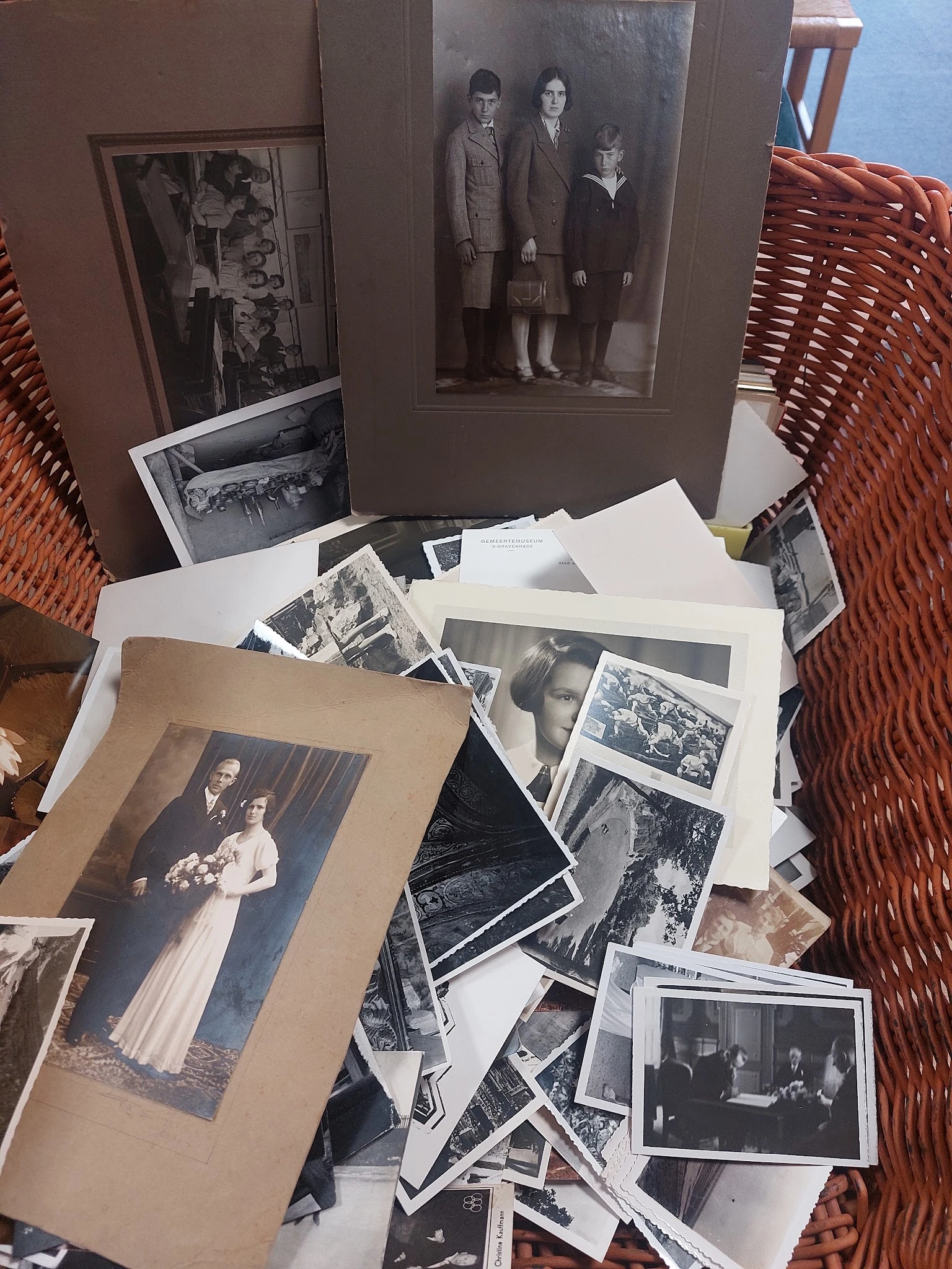 Verzameling zwart-witfoto's en oude fotografie's op een tafel
