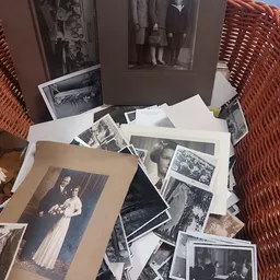 Verzameling zwart-witfoto's en oude fotografie's op een tafel