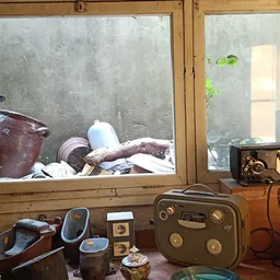 Winkelruit met uitzicht op stellage met huishoudelijke spullen, daaronder verkoopkasten met elektrische apparaten
