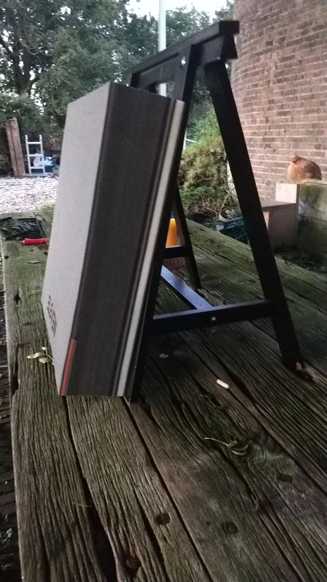 Zwarte autospiegel in close-up, geplaatst op houten ondergrond
