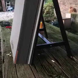 Zwarte autospiegel in close-up, geplaatst op houten ondergrond