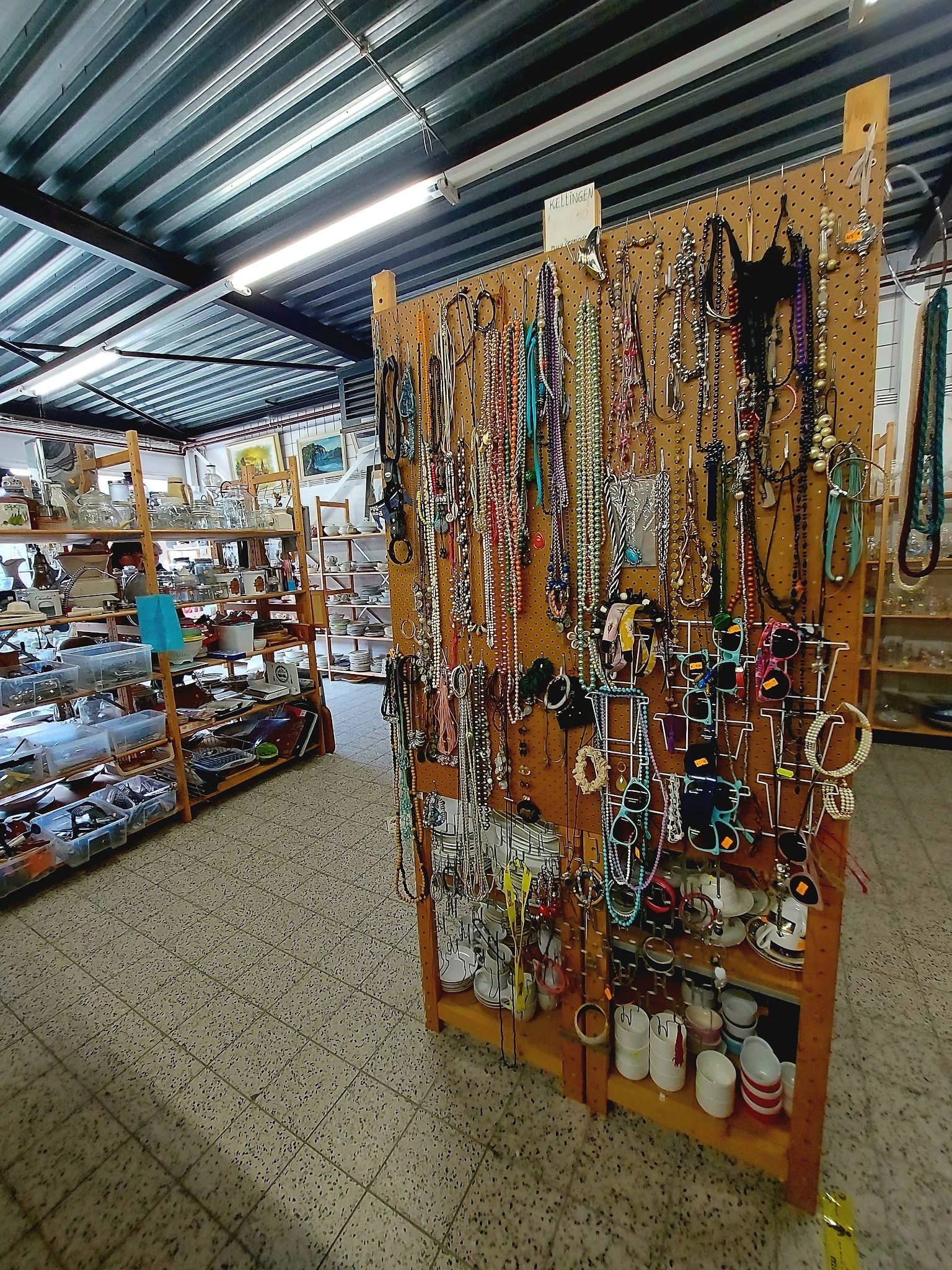 Houten pegboards vol opgehangen climbing- en berguitrusting zoals karabiners, touwen en harnasten