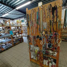 Houten pegboards vol opgehangen climbing- en berguitrusting zoals karabiners, touwen en harnasten